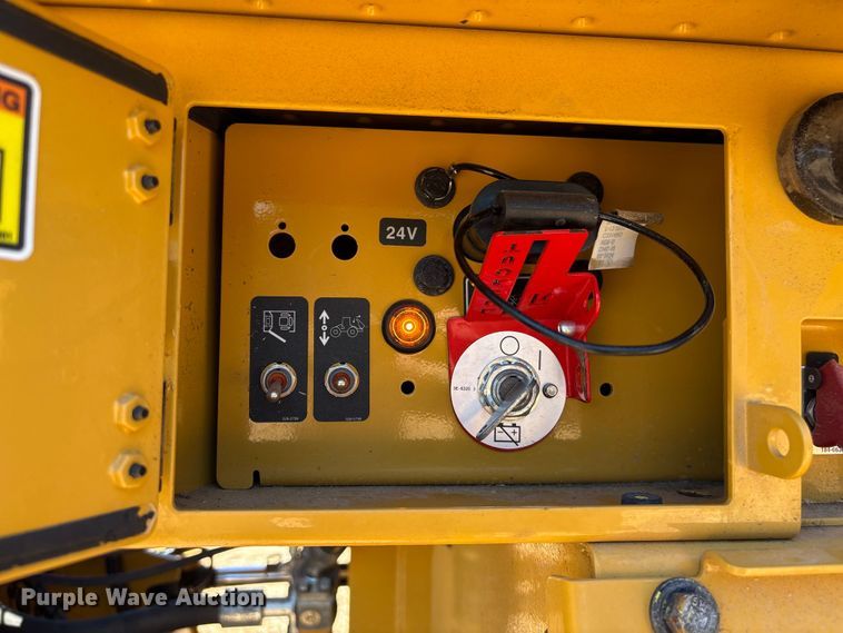 image for item EF1243 2022 Caterpillar 982 wheel loader