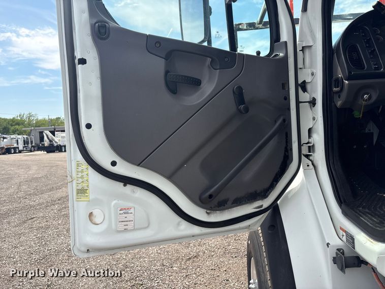 image for item EG9091 2013 Freightliner Business Class M2 grapple truck