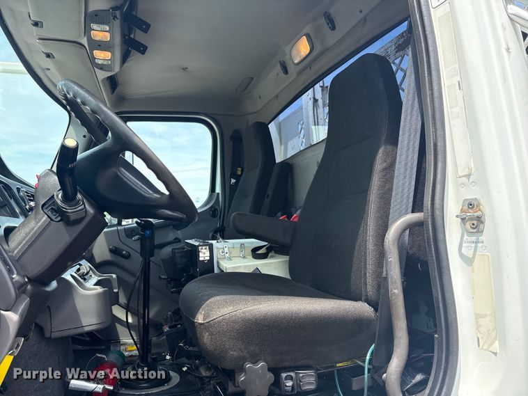 image for item EG9091 2013 Freightliner Business Class M2 grapple truck