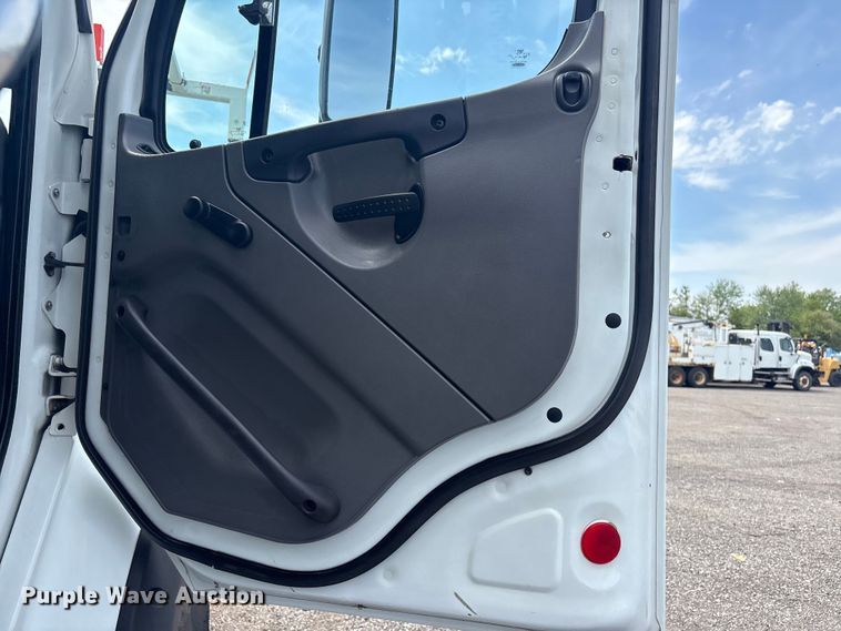 image for item EG9091 2013 Freightliner Business Class M2 grapple truck