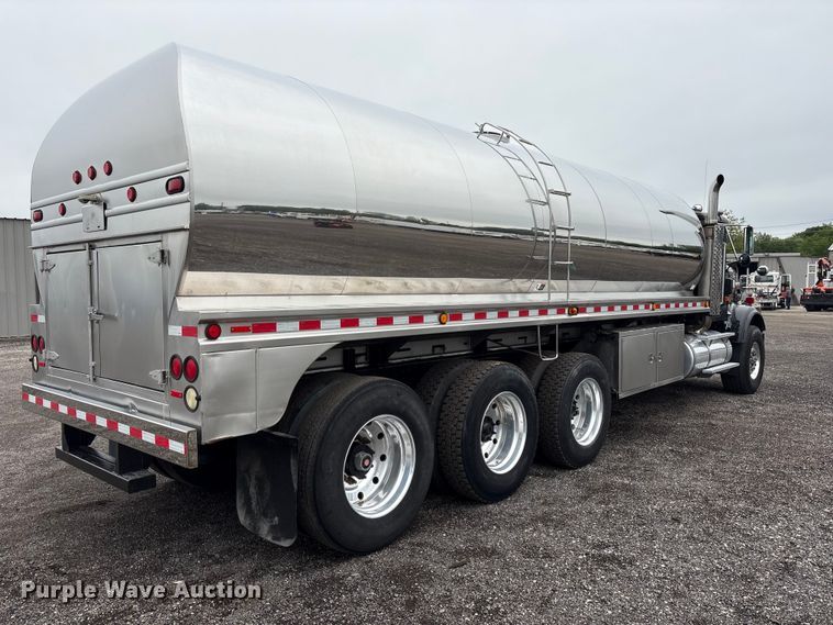 image for item EG9101 1991 International 9300 water truck