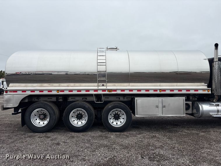 image for item EG9101 1991 International 9300 water truck