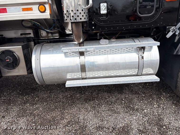 image for item EG9101 1991 International 9300 water truck