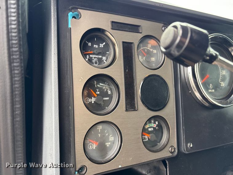 image for item EG9101 1991 International 9300 water truck