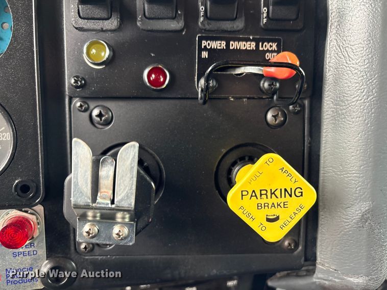 image for item EG9101 1991 International 9300 water truck
