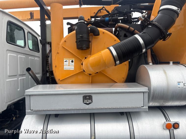 image for item EG9112 2002 Sterling L7500 sewer jetter truck