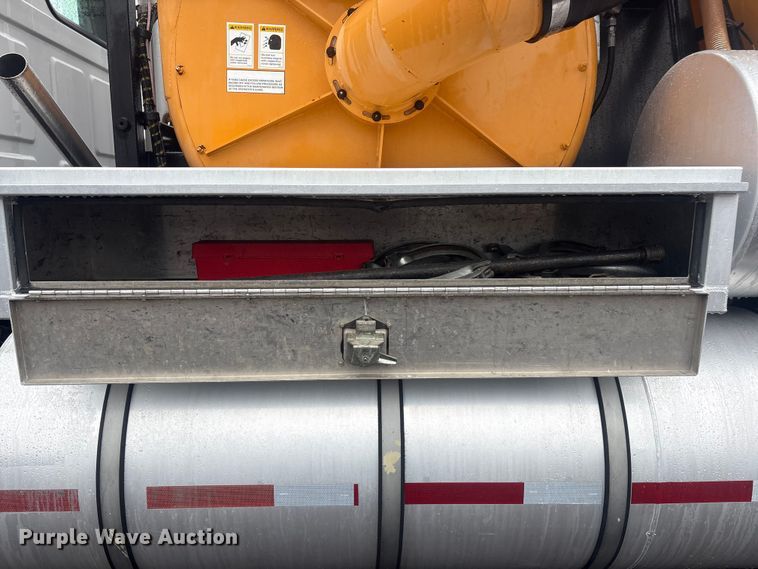 image for item EG9112 2002 Sterling L7500 sewer jetter truck
