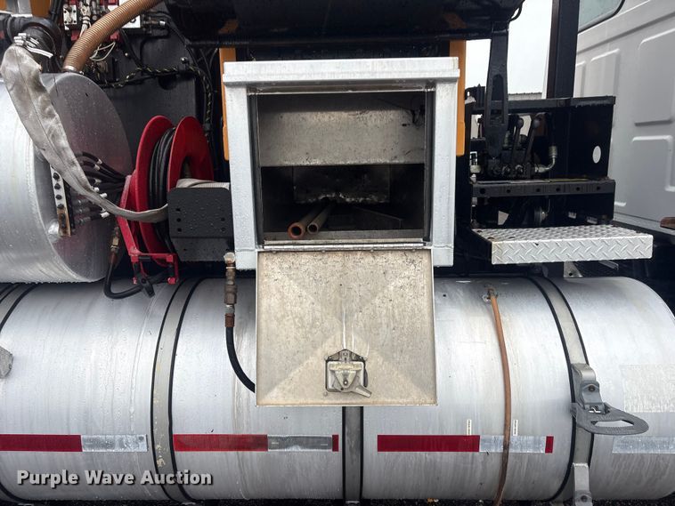image for item EG9112 2002 Sterling L7500 sewer jetter truck