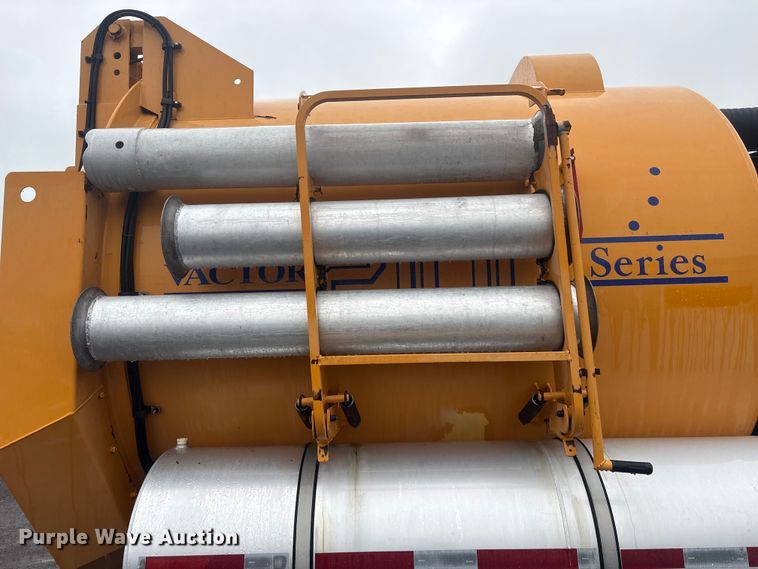 image for item EG9112 2002 Sterling L7500 sewer jetter truck