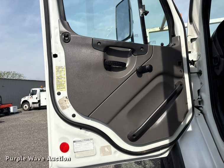 image for item EG9120 2010 Freightliner Business Class M2 grapple truck