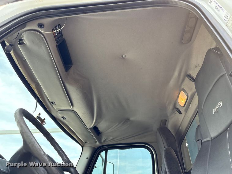 image for item EG9120 2010 Freightliner Business Class M2 grapple truck