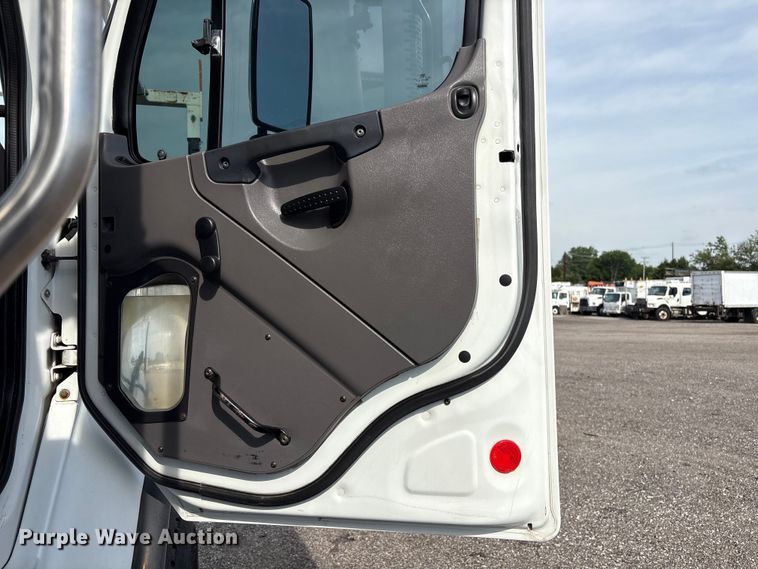 image for item EG9120 2010 Freightliner Business Class M2 grapple truck