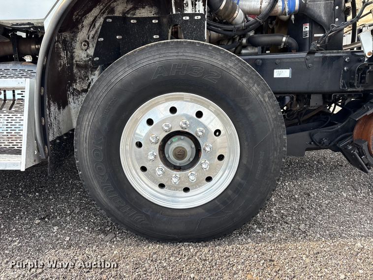 image for item EG9120 2010 Freightliner Business Class M2 grapple truck