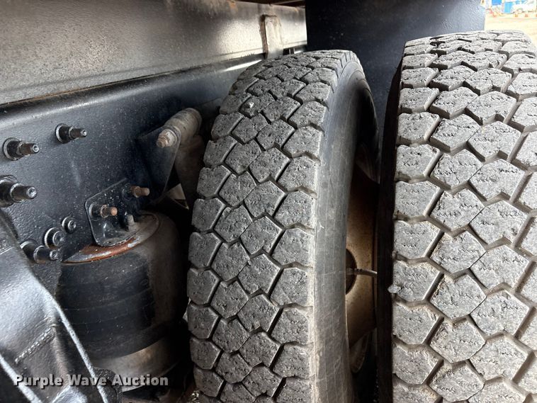 image for item EG9120 2010 Freightliner Business Class M2 grapple truck