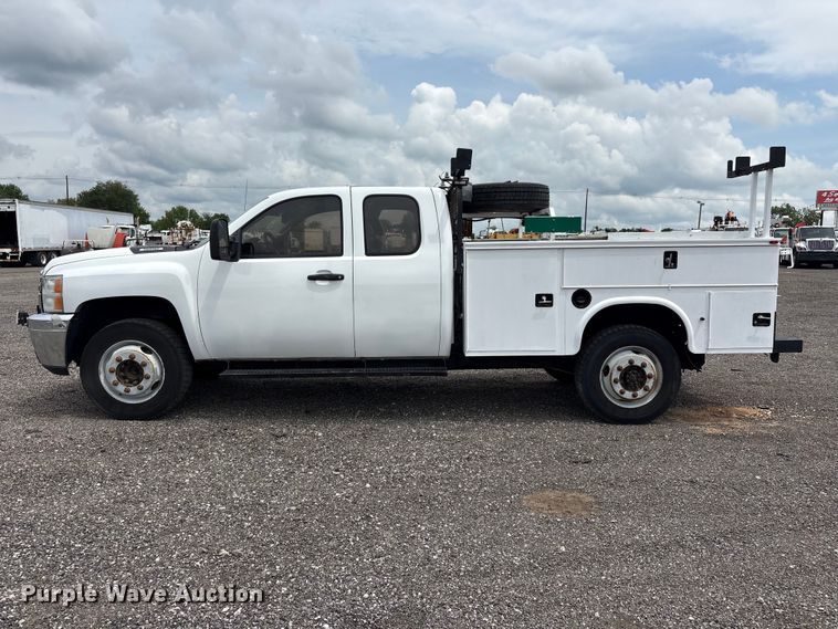 image for item EG9123 2013 Chevrolet Silverado 3500HD Ext. Cab utility bed pickup truck