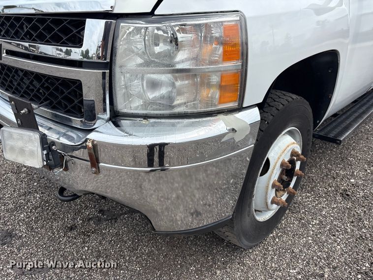 image for item EG9123 2013 Chevrolet Silverado 3500HD Ext. Cab utility bed pickup truck