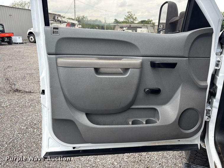 image for item EG9123 2013 Chevrolet Silverado 3500HD Ext. Cab utility bed pickup truck