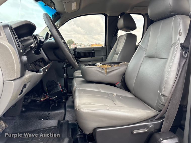 image for item EG9123 2013 Chevrolet Silverado 3500HD Ext. Cab utility bed pickup truck