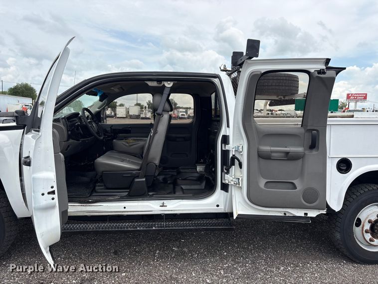 image for item EG9123 2013 Chevrolet Silverado 3500HD Ext. Cab utility bed pickup truck