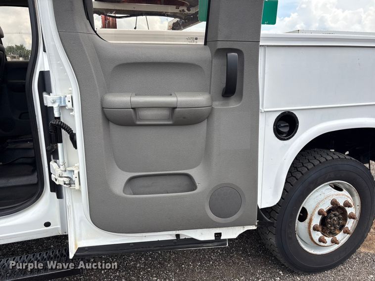image for item EG9123 2013 Chevrolet Silverado 3500HD Ext. Cab utility bed pickup truck