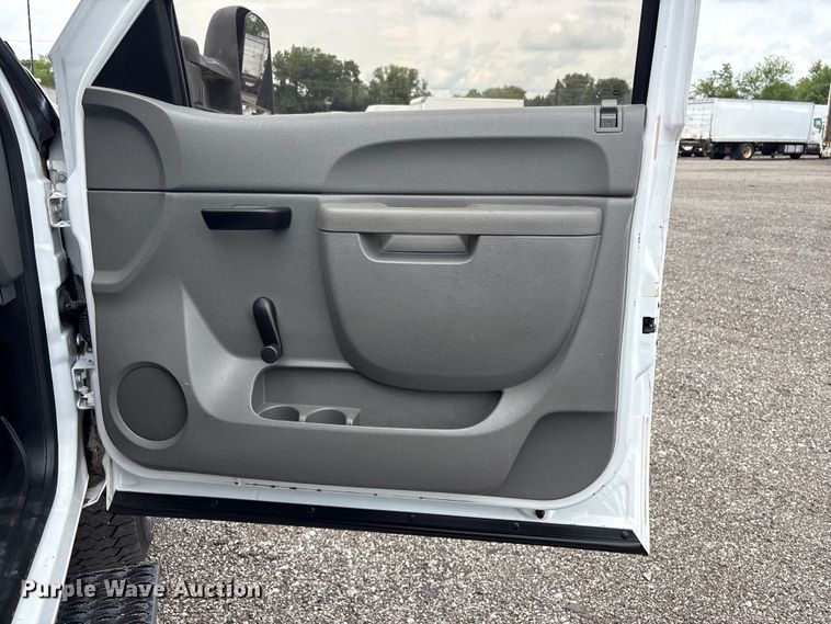 image for item EG9123 2013 Chevrolet Silverado 3500HD Ext. Cab utility bed pickup truck