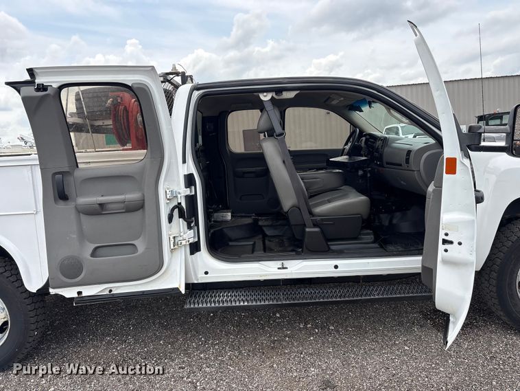 image for item EG9123 2013 Chevrolet Silverado 3500HD Ext. Cab utility bed pickup truck