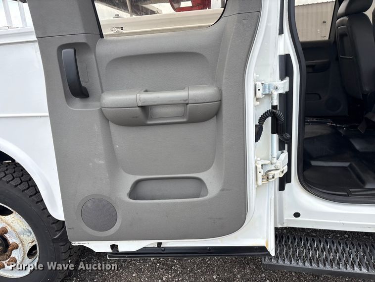 image for item EG9123 2013 Chevrolet Silverado 3500HD Ext. Cab utility bed pickup truck