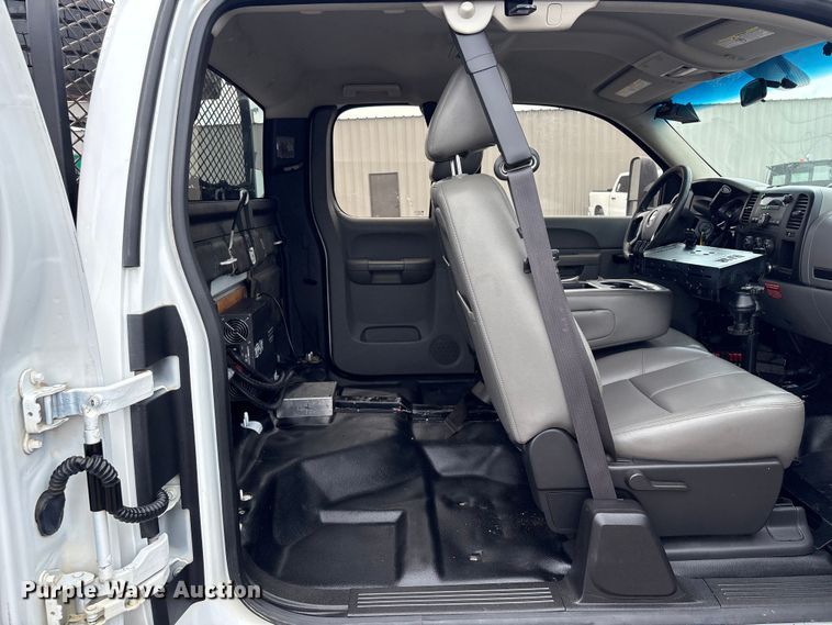 image for item EG9123 2013 Chevrolet Silverado 3500HD Ext. Cab utility bed pickup truck