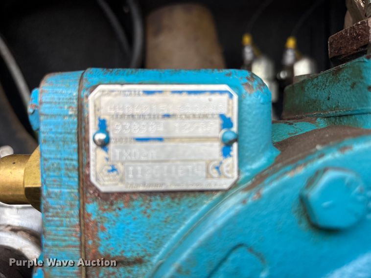 image for item EG9124 2013 Freightliner Business Class M2 fuel / lube truck