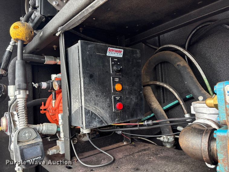 image for item EG9124 2013 Freightliner Business Class M2 fuel / lube truck