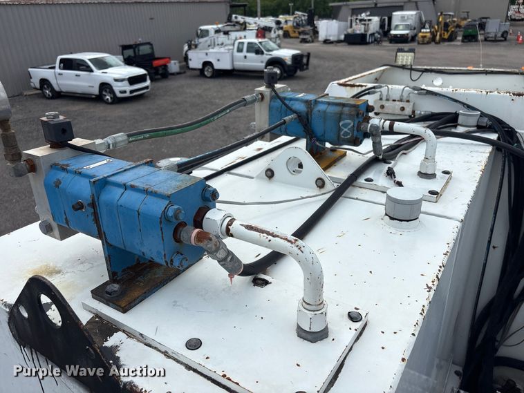 image for item EG9124 2013 Freightliner Business Class M2 fuel / lube truck