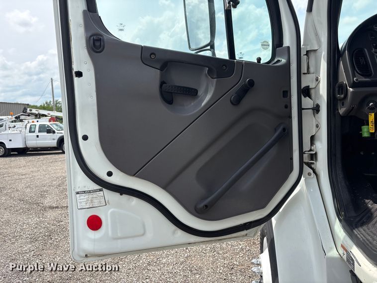 image for item EG9124 2013 Freightliner Business Class M2 fuel / lube truck