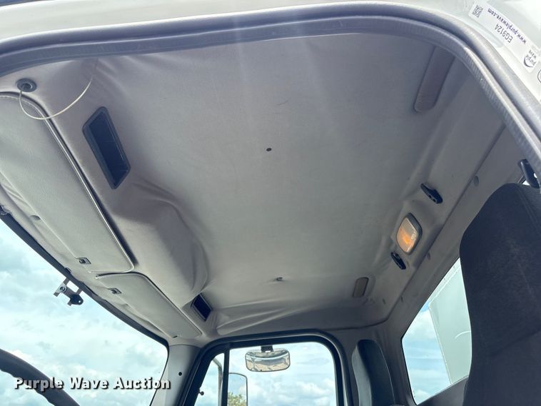 image for item EG9124 2013 Freightliner Business Class M2 fuel / lube truck