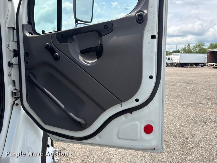 image for item EG9124 2013 Freightliner Business Class M2 fuel / lube truck