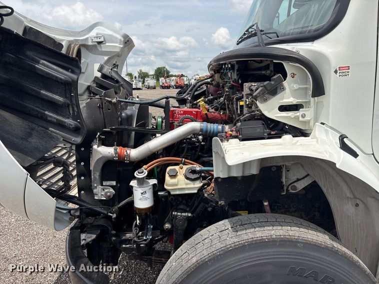 image for item EG9124 2013 Freightliner Business Class M2 fuel / lube truck
