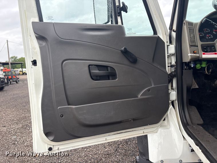 image for item EG9129 2009 International WorkStar 7400 crane truck