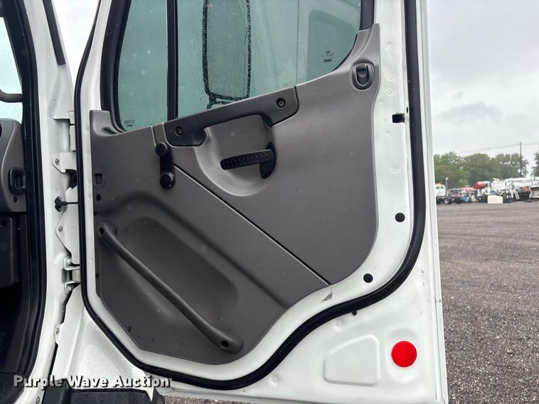 image for item EG9132 2014 Freightliner 108SD Crew Cab utility / service truck