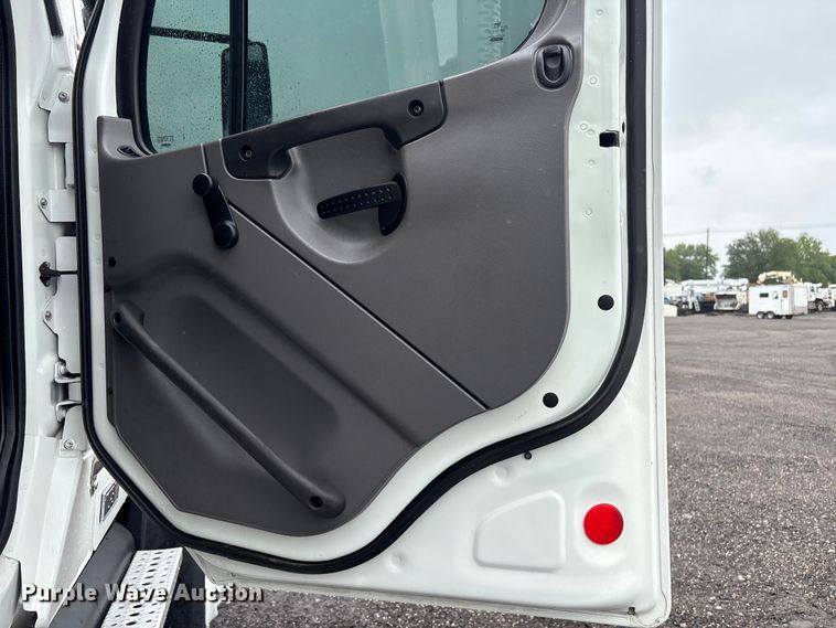 image for item EG9132 2014 Freightliner 108SD Crew Cab utility / service truck