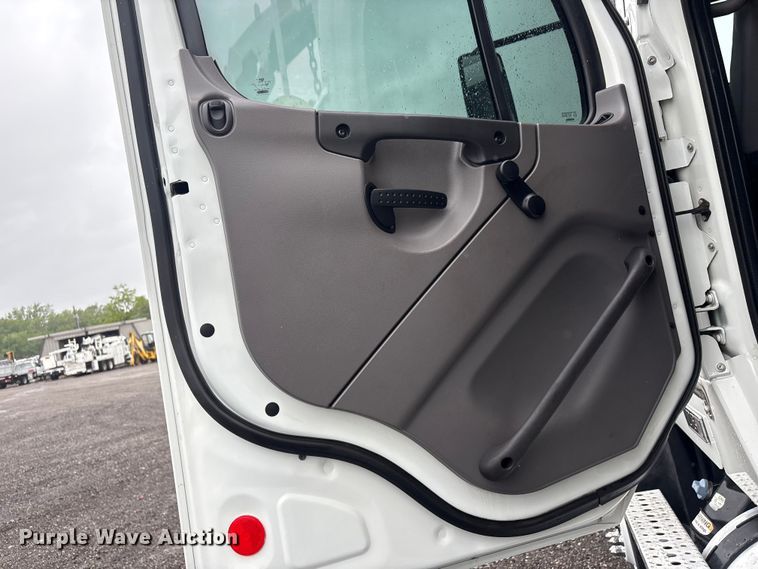 image for item EG9132 2014 Freightliner 108SD Crew Cab utility / service truck