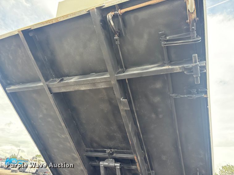 image for item EG9135 2004 Chevrolet C4500 dump truck