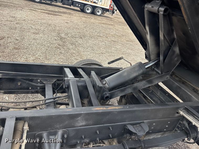 image for item EG9135 2004 Chevrolet C4500 dump truck