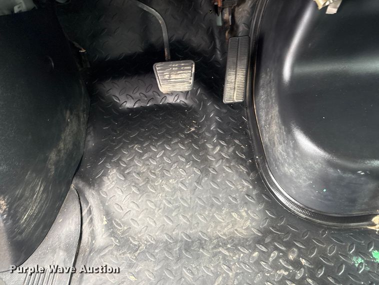 image for item EG9135 2004 Chevrolet C4500 dump truck