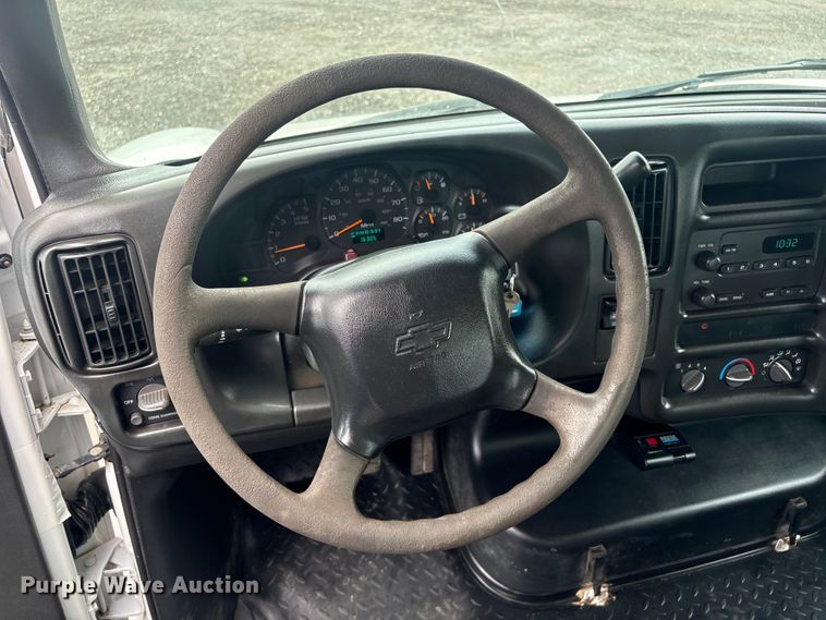 image for item EG9135 2004 Chevrolet C4500 dump truck