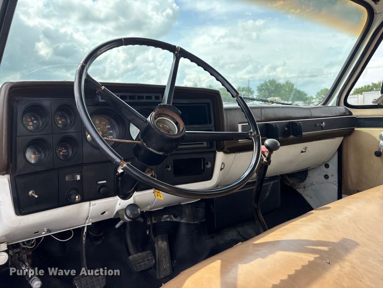 image for item EG9138 1986 Chevrolet C7 digger derrick truck