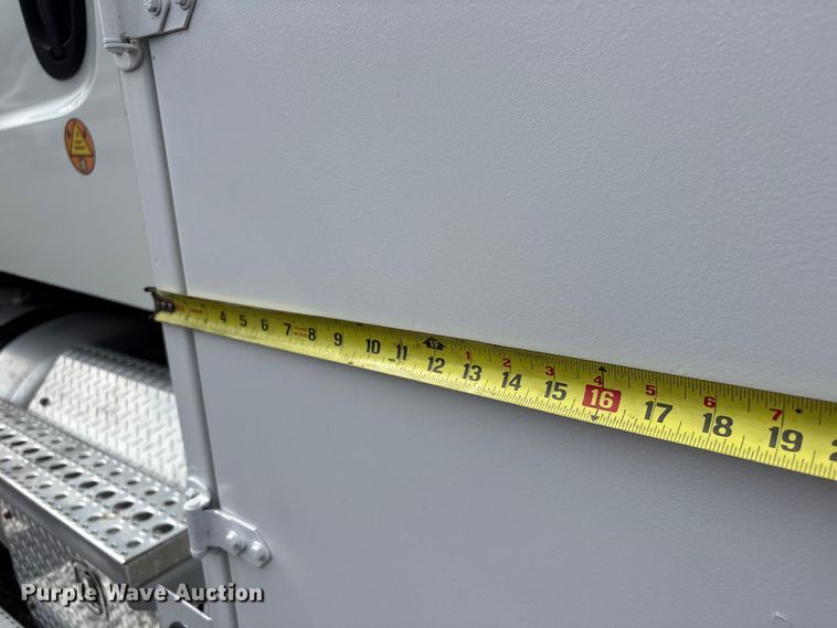 image for item EG9139 2012 Freightliner Business Class M2 crane truck