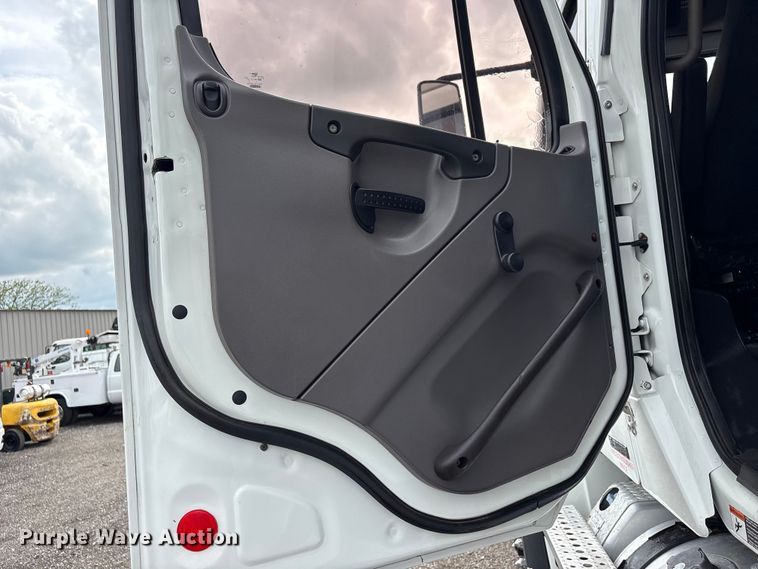 image for item EG9139 2012 Freightliner Business Class M2 crane truck