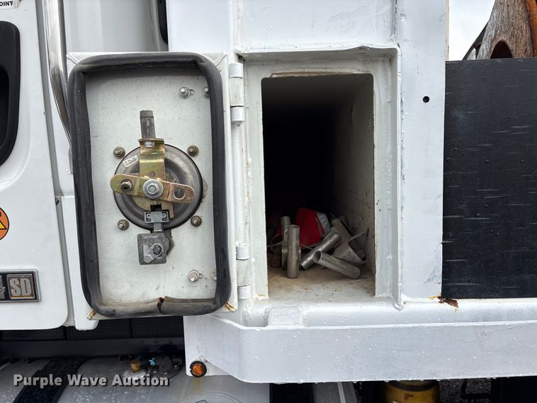 image for item EG9141 2016 Freightliner 114SD grapple truck