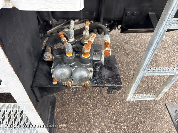 image for item EG9141 2016 Freightliner 114SD grapple truck