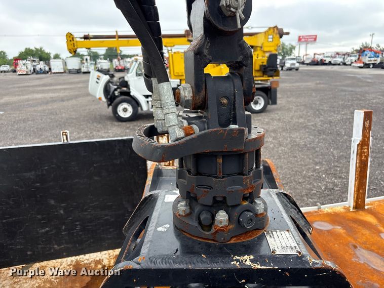 image for item EG9141 2016 Freightliner 114SD grapple truck