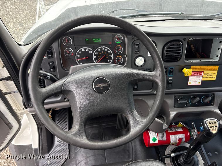 image for item EG9141 2016 Freightliner 114SD grapple truck
